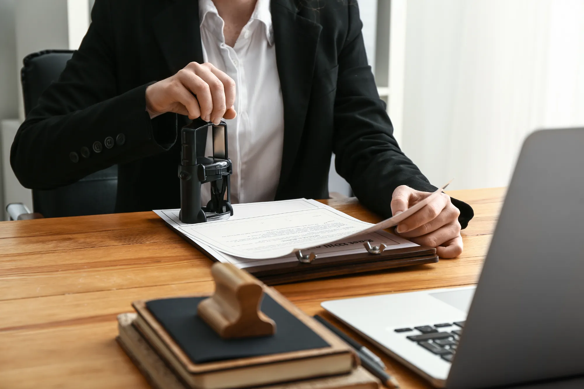 difference between hiring Dubai lawyers and visiting a notary public Dubai
